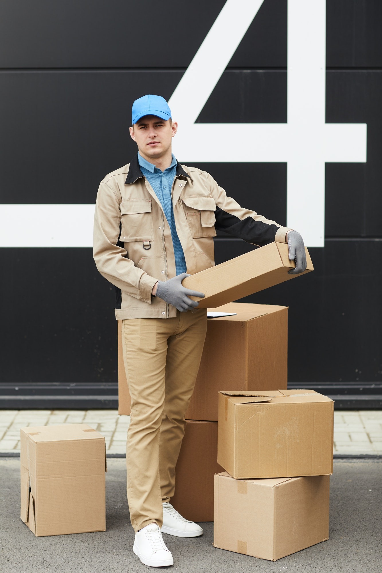 courier-working-with-parcels-in